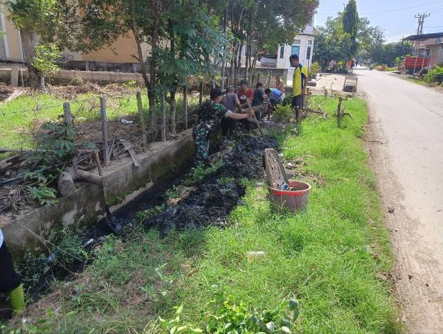 WS Danramil 1423/03 Liliriksu Serma Ngadi Wahono memimpin sejumlah personelnya bersama masyarakat Allimbangeng Kelurahan Cabbeng kerja bakti bersihkan saluran air irigasi, Senin (5/2).